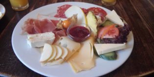 Good breakfast selection with friendly service: Café Entweder Oder (6. January 2017)