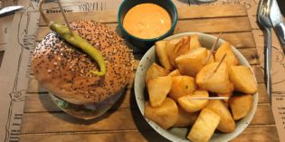Great salad, average burger for lunch: Restaurant L’Esquina (21. March 2018)