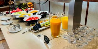 Great breakfast option with a nice view and a luscious buffet: Restaurant Es Castell @ Castillo Son Vida (20. August 2021)