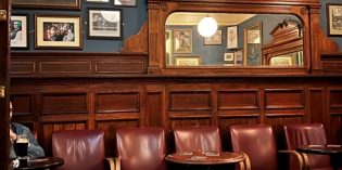 A non-touristic and quite fancy typical pub in Dublin: The Palace Bar (20. May 2022)