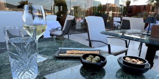 The perfect place to enjoy a drink while watching the Akropolis: GB Roof Garden Bar @ Hotel Grande Bretagne (20. June 2022)