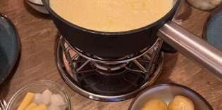 Quite perfect for a fondue during the cold season: Fondue-Chalet Klosters Hüschi @ Wienachtsdorf beim Bellevue (18. December 2022)