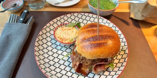 Delicious pulled beef burger in a limited privacy setting: Restaurant AuGust (24. November 2023)